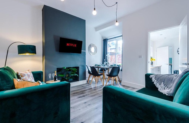 Spacious 4-bed house in Crewe by 53 Degrees Property, ideal for Business & Contractors - Sleeps 7