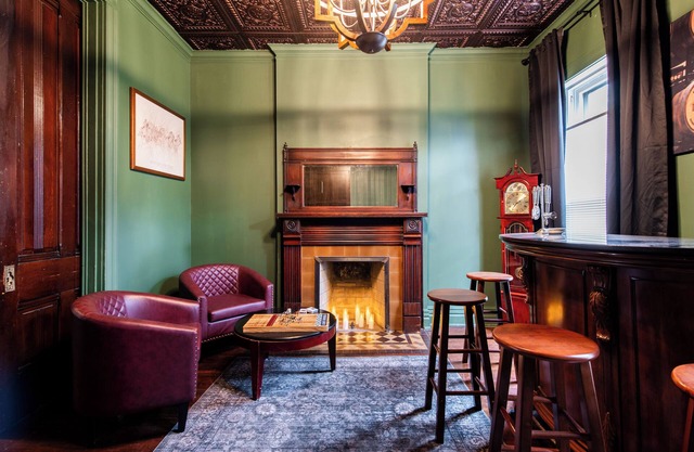 Spacious 4-bed House in Louisville with King beds, Bourbon Bar, 2 full kitchens