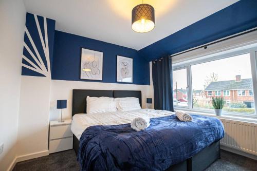 Spacious 4-Bed House with Parking Near City Centre