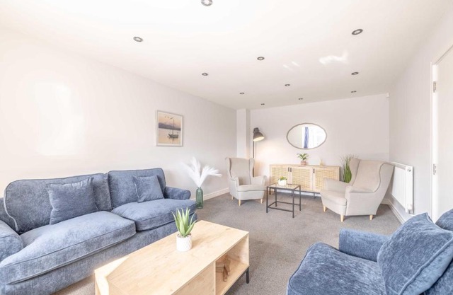 Spacious 4 Bed - Near Uxbridge/Heathrow & PARKING