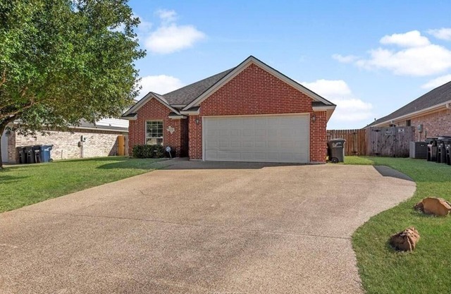 Spacious 4-bedroom house in College Station with closed in garage with A/C.