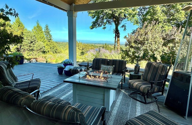 Spacious 4 bedroom, 3 bath home with hot tub and stunning views of Cascade Mt.