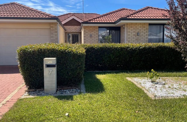Spacious 4-bedroom house with AC, WiFi in enchanting Dudley Park. Tourist place.