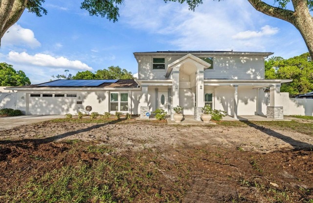 Spacious 4-bedroom chalet in fantastic Tampa with WiFi, AC