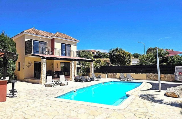 Spacious 4 Bedroom detached villa with large pool/jacuzzi, outside Bar in Paphos