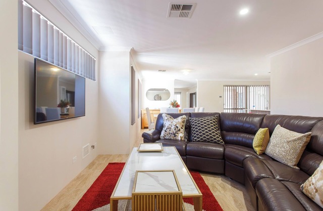 Spacious 4-bedroom house with WiFi, AC in marvelous Bassendean.