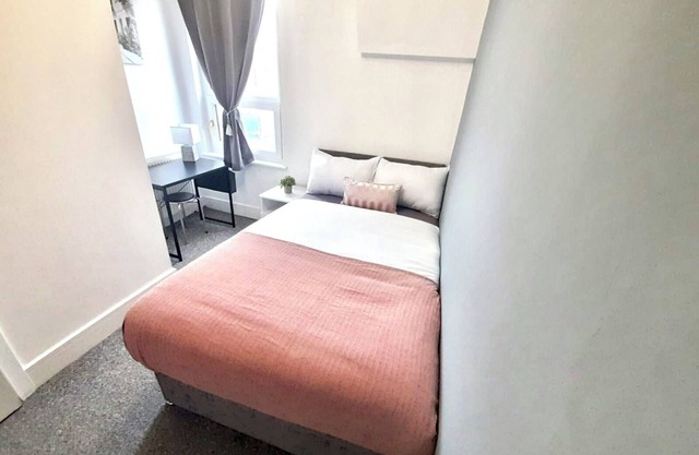Spacious 4-Bedroom House with 4 Bathrooms & Free Parking