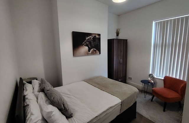 Spacious 4-Bedroom House with 4 Bathrooms Near Liverpool City Centre
