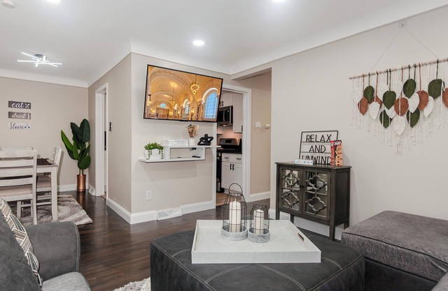 Spacious 4-bedroom house in charming Allen Park with WiFi, AC