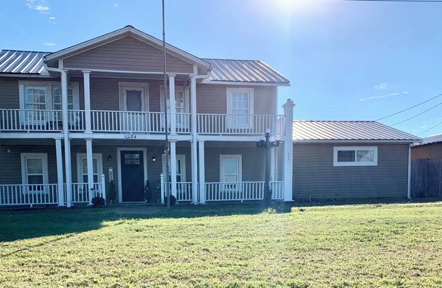 Spacious 4-bedroom house in Corsicana with beautiful country views.