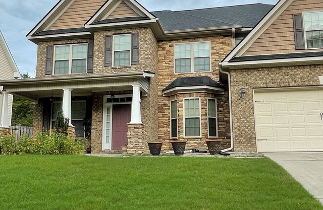 Spacious 4-bedroom house with neighborhood pool