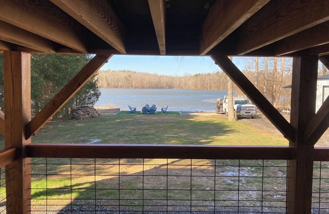 Spacious 4-bedroom house in fabulous Lexington with WiFi, AC