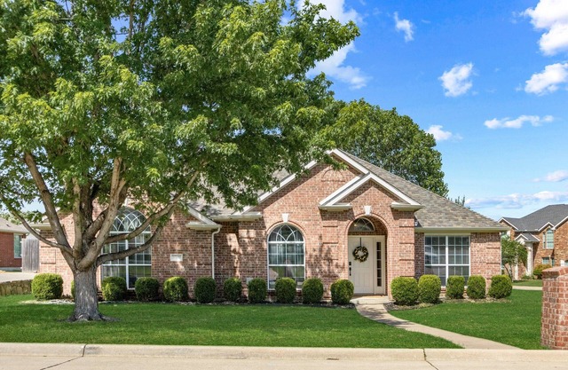 Spacious 4 bedroom home with a Hot Tub, Just 15 Miles from the ATT Stadium!