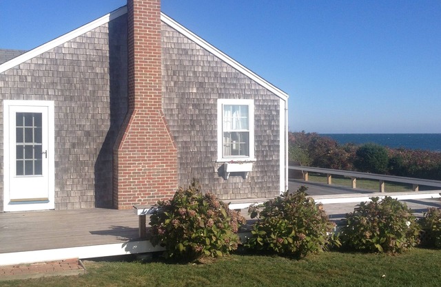 Spacious 4-bedroom house in Wauwinet on private beach!