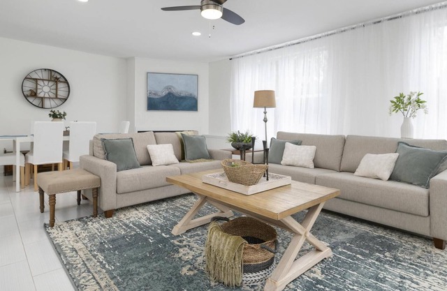 Spacious 4-bedroom home l Free parking on premises