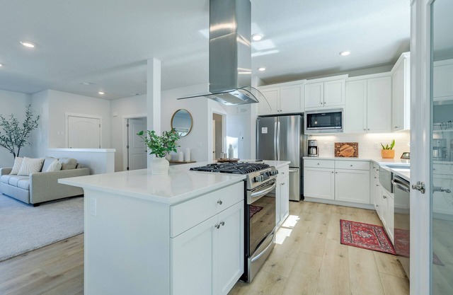 Spacious 4-bedroom home with A/C and WiFi in charming Eugene, Near Duck Stadium!