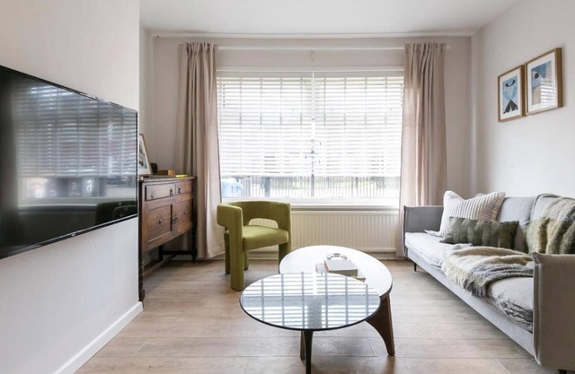 Spacious 4 bedroom house sleeps 8