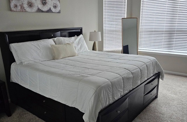 Spacious 4-bedroom house in amazing Houston with WiFi, AC