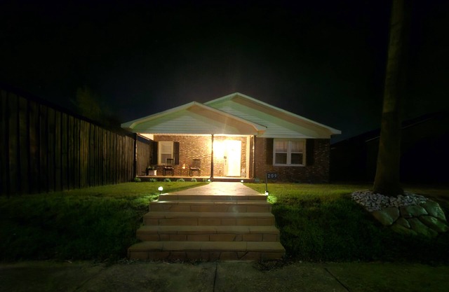 Spacious 4-bedroom house in charming Lumpkin with Heat/AC, WiFi, swimming pool