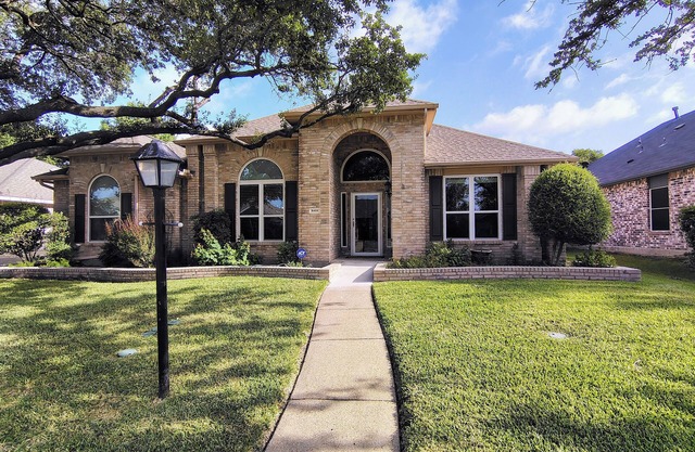 Spacious 4-bedroom house with WiFi, AC in charming Rowlett, TX