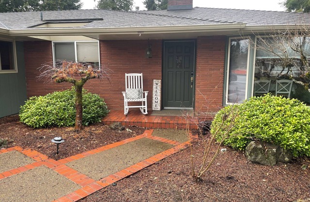 Spacious 4-bedroom house in quaint historic Stayton with AC, Family Friendly!