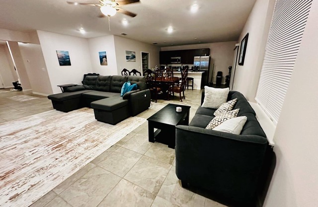 Spacious 4-bedroom house in fantastic DeLand with WiFi, AC