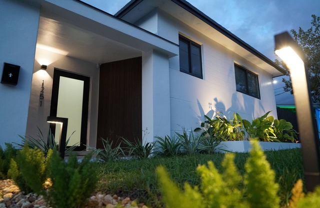Spacious 4-bedroom house in Miami with Hot Tub, Lake, Kayaks, and Pool table