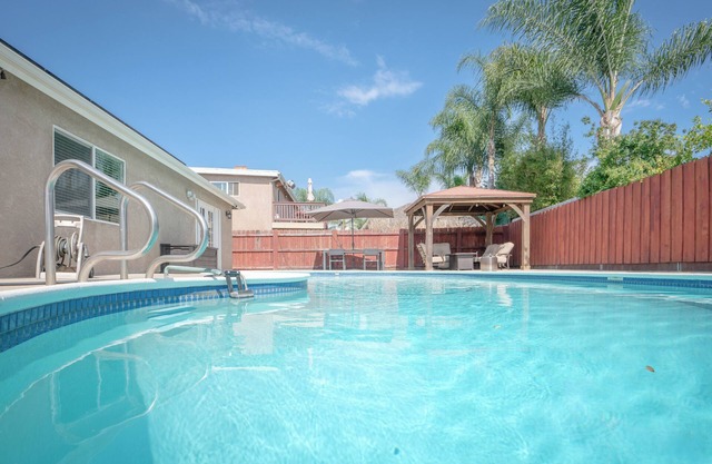Spacious 4-Bedroom Pool Oasis in San Carlos