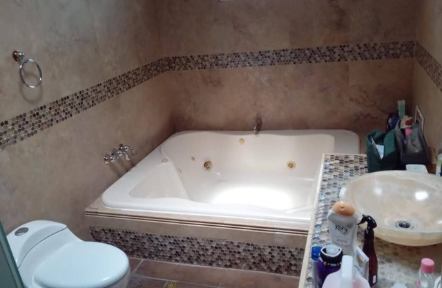 Spacious 4 bedroom&Pool and 2 jacuzzis, WiFi, AC In Amazing area in San Salvador