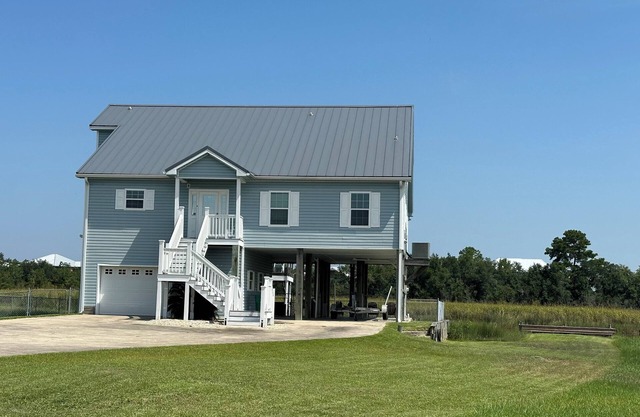 Spacious 4-bedroom house on the water, Outdoor Living area, Bay St. Louis.