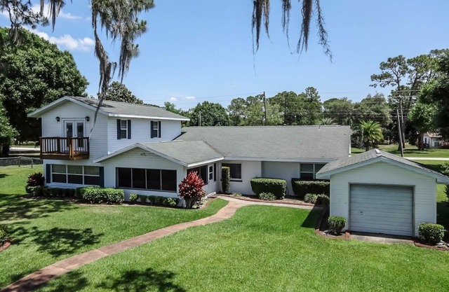 Spacious 4 bedroom Beachfront home on Lake Clay