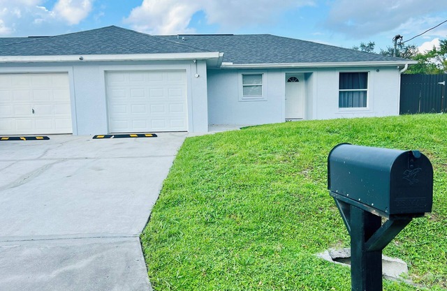 Spacious 4-bedroom house with AC and WiFi in charming Lehigh Acres