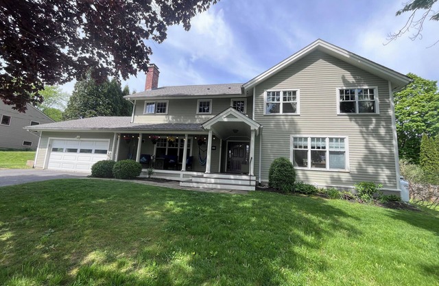 Spacious 4 bedroom, big pool & outdoor space. Close for local summer activities!