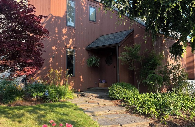 Spacious 4-Bedroom Retreat with Mountain Views – Family & Pet Friendly