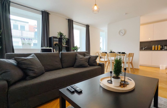 Spacious 4-bedroom with WiFi and AC in awesome Wien