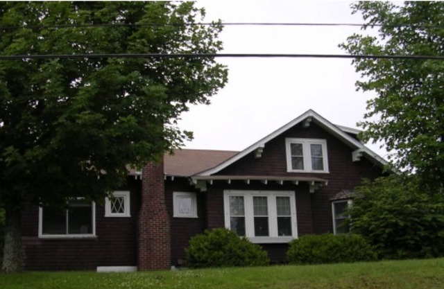 Spacious 4 bedrooms and 1 1/2 bath house. Located near VAST trail and down town.