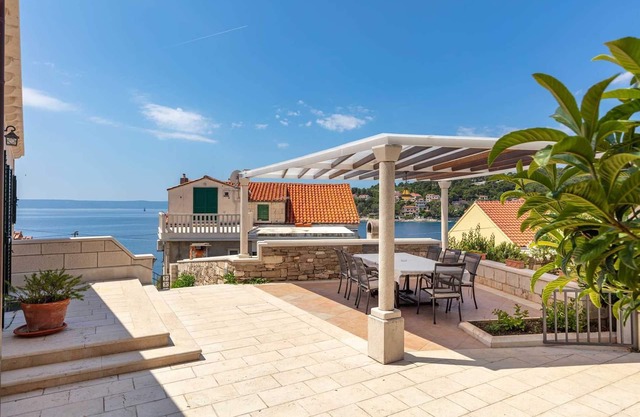 Spacious 4-BR Villa for 8+2 near the beach, with private pool