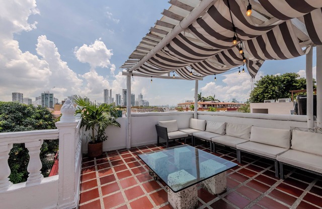Spacious 4-bedroom house in charming Cartagena de Indias with AC, WiFi