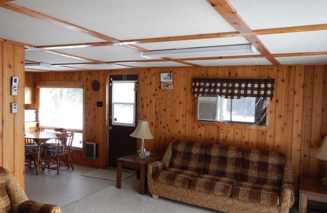 Spacious 4 season Lake Front Cabin Rental - 1 hour north of Winnipeg