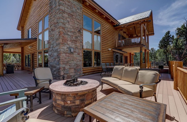 Spacious 4BR Cabin near Zion · Stargazing Deck, Trails, Pool Table & Family Fun