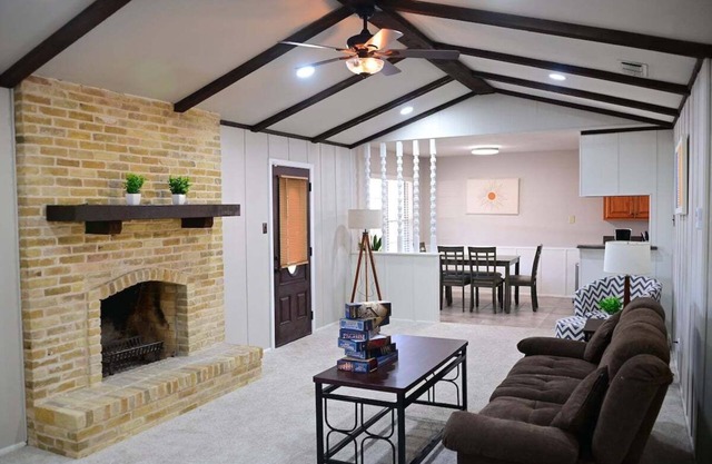 Spacious 4BR Furnished Stay Near Randolph AFB Fast Wi-Fi W/D San Antonio