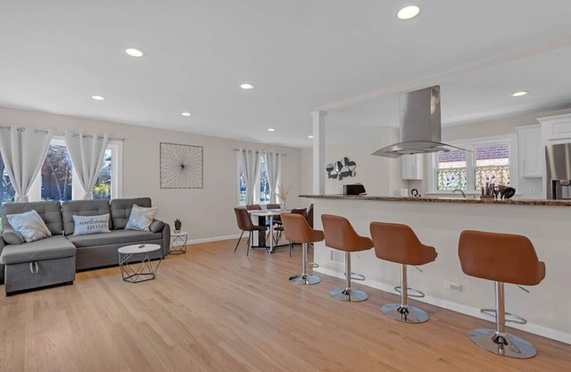 Spacious 4BR Home in Oak Park