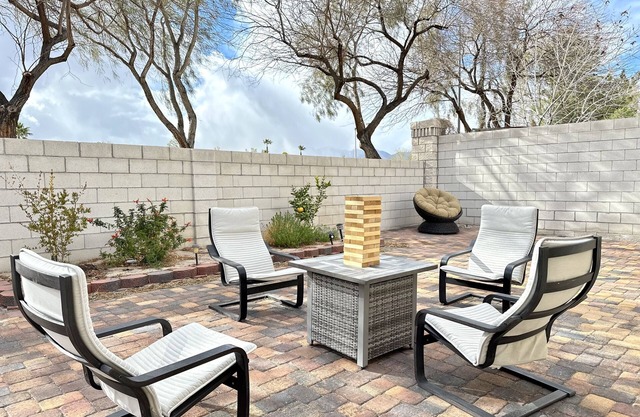 Spacious 4br Home w/ Netflix + Indoor Fireplace