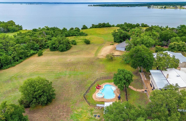 Spacious 4BR Lakehouse w/Pool, Balcony & Huge Yard – Relax & Recharge!