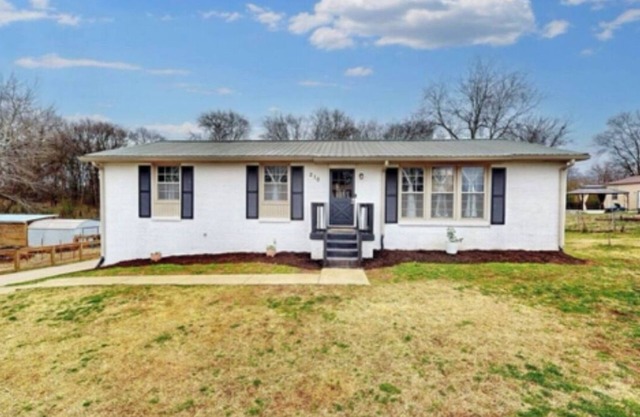 Spacious 4BR Near Fort Campbell