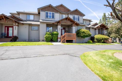 Spacious 4BR Private HOT TUB Eagle Crest Resort on Golf Course