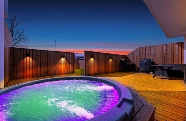 Spacious 4BR Suburban Retreat with Hot Tub, Terrace & Easy Access to iconic pls