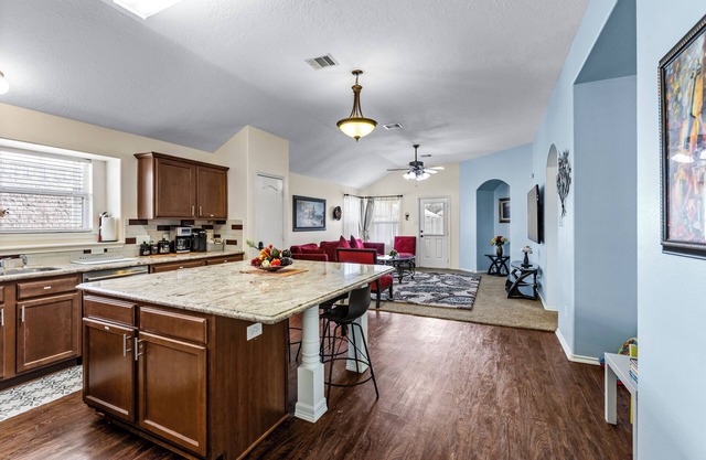 Spacious 4BR Yard by IAH – 30 Day stays