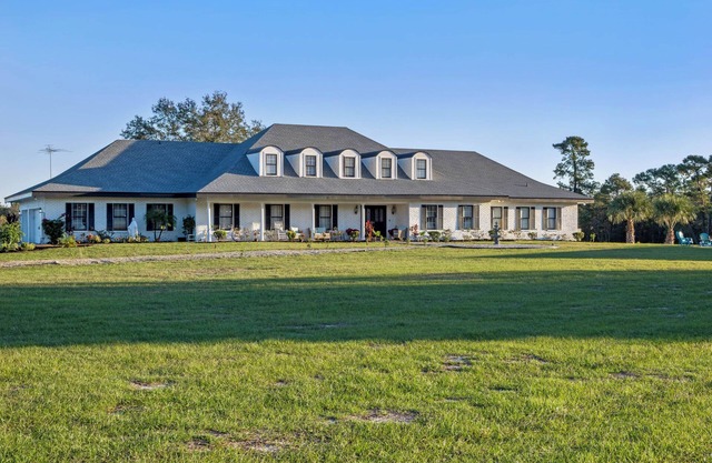 Spacious 5,700SQT+ estate centrally located on a 20-acre with pool and barn/RV