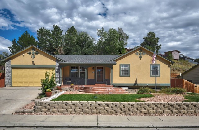 Spacious 5 BDR 3 BA House with Hot Tub, BBQ, Fire Pit, Home Gym, Mountain View